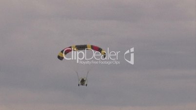 Flugzeug mit Faltschirm