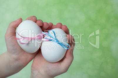 Eier mit Schleife