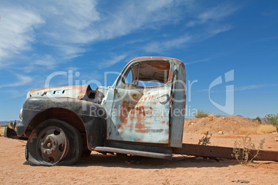 Schrottauto in der Wüste