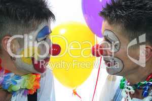 zwei Clowns mit roten Nasen