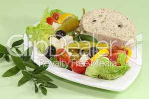 Salat mit Oliven