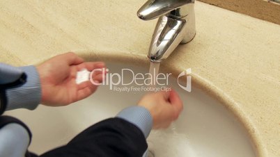 Hände waschen / Cleaning hands