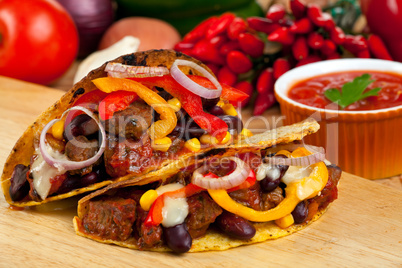 Tacoschalen gefüllt mit Fleischsauce und Bohnen