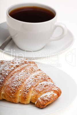 Croissant und eine Tasse Kaffee