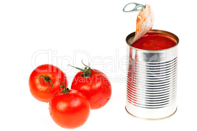 Konservendose mit Tomaten