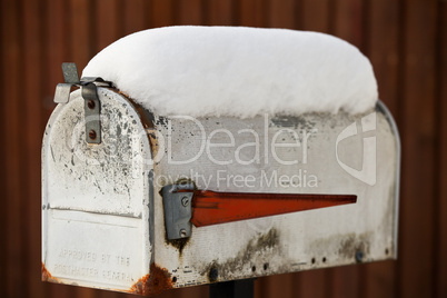 Neuschnee auf einem Briefkasten