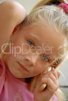 Kind buerstet Haare