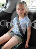 Angeschnalltes Kind im Auto