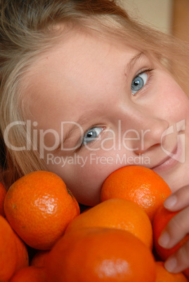 Kind mit Obst