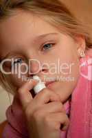 Kind mit Nasenspray