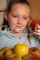 Kind mit Aepfeln
