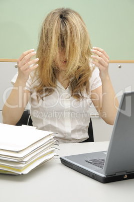 Junge Frau im Büro, Gesicht von Haaren bedeckt