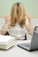 Junge Frau im Büro, Gesicht von Haaren bedeckt