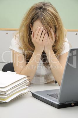Junge Frau im Büro, frustriert