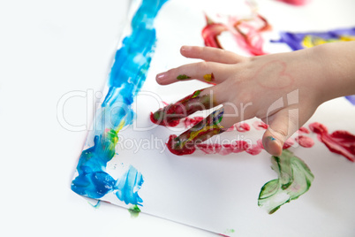 Kind bei der Fingermalerei