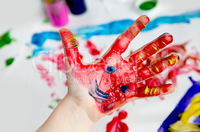 Kind bei der Fingermalerei