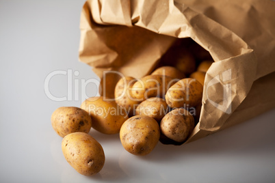 frische Kartoffeln in einer braunen Papiertüte