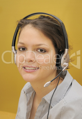 Junge Frau mit Headset