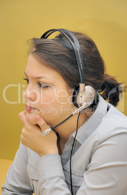 Junge Frau mit Headset