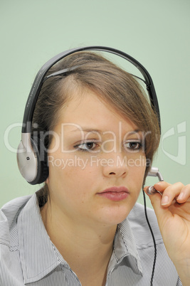 Junge Frau mit Headset