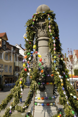 Brunnen mit Osterschmuck in Meersburg