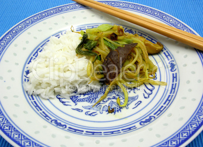 Asiatisches Gericht mit Reis