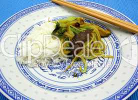 Asiatisches Gericht mit Reis