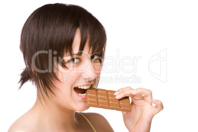 Junge Frau beißt in ein Stück Schokolade