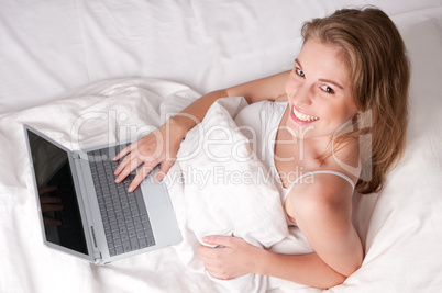 Frau mit Computer