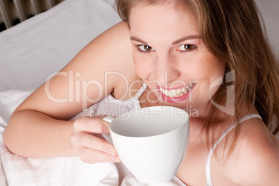 junge Frau mit einer Tasse Kaffee