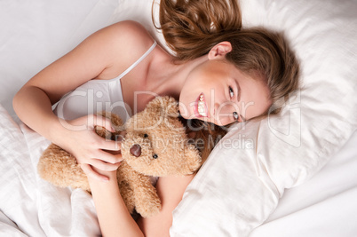 Junge Frau mit einem Teddybär