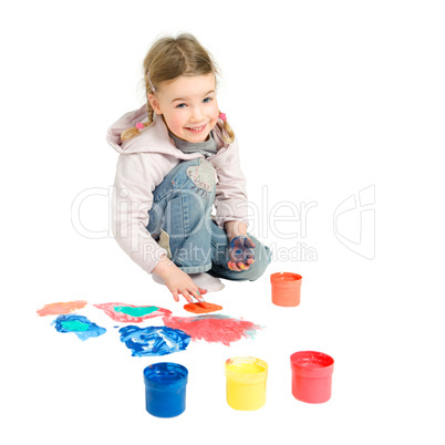 Kind mit Fingerfarben