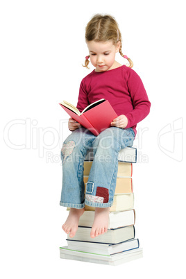 Kind auf Bücherstapel