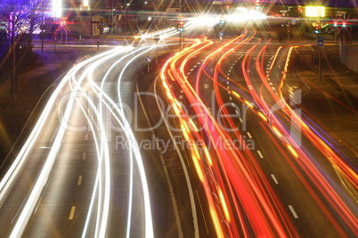 Autostraße bei Nacht