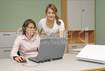 Junge Frauen im Büro