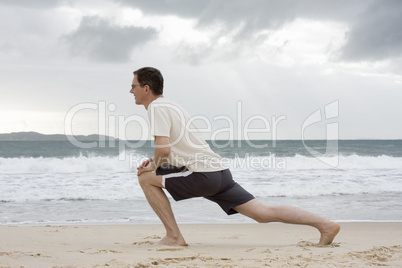 Mann macht Fitnesstraining am Strand