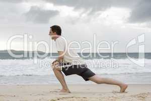 Mann macht Fitnesstraining am Strand