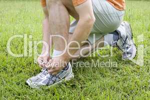 Läufer bindet seine Schuhe