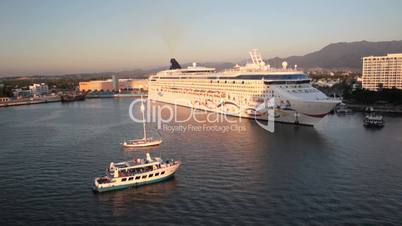 Boats cruise ship PV Mexico fast