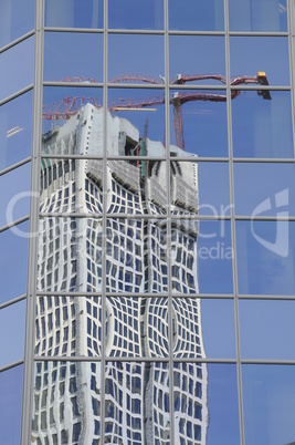 Spiegelung in einer Glasfassade in Frankfurt