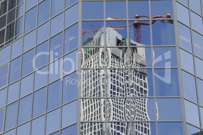 Spiegelung in einer Glasfassade in Frankfurt