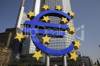 Euro-Symbol und EZB in Frankfurt