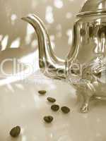 Silberkanne mit Kaffebohnen