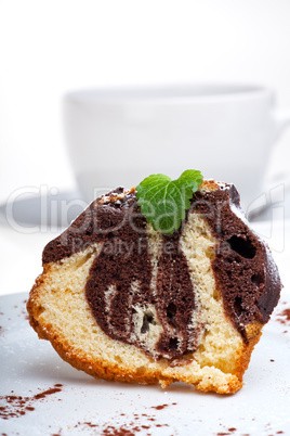 Marmorkuchen mit Puderzucker auf einen Teller auf weißem Hintergrund
