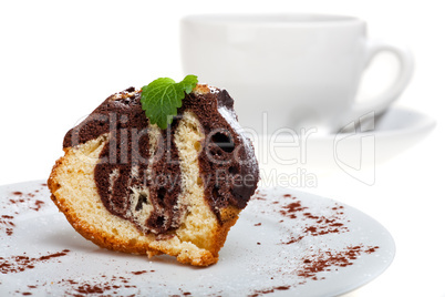 Marmorkuchen mit Puderzucker auf einen Teller auf weißem Hintergrund