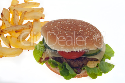 Hamburger und Pommes frites auf Weiß