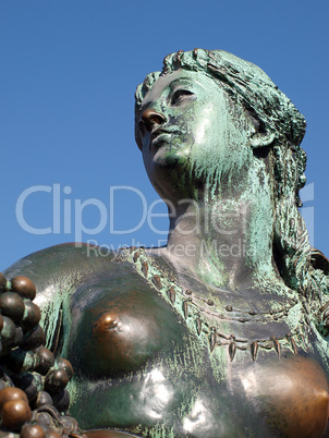 Weibliche Büste am Neptunbrunnen