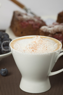 Cappuccino und Kuchen