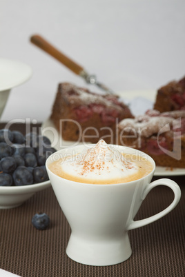 Heidelbeerkuchen und Cappuccino