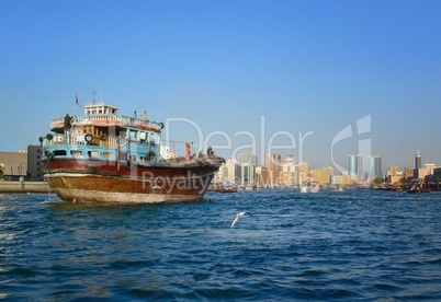 Nostalgisches Schiff vor der Skyline Dubai